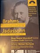 im Hintergrund Johannes Brahms