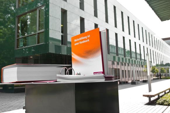 Ordner vor Akademie der Handwerkskammer für Schwaben