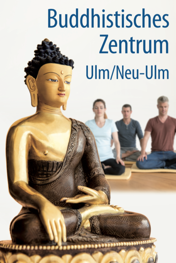 Buddha-Statue und drei Meditierende