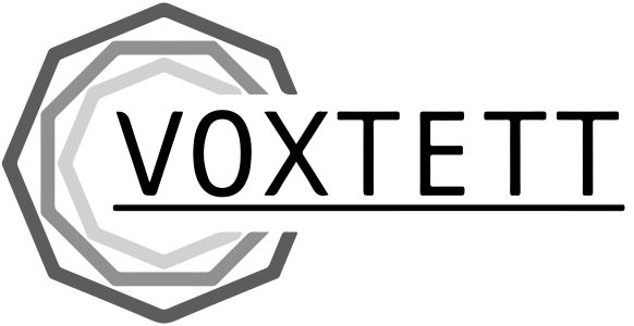 Logo des Voxtetts mit drei Achtecken in verschiedenen Graustufen und den Buchstaben VOXTETT