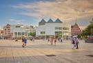 Stadthaus mit Münsterplatz und Menschen