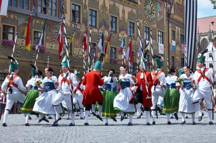 Menuett beim Festzug des Ulmer Fischerstechens