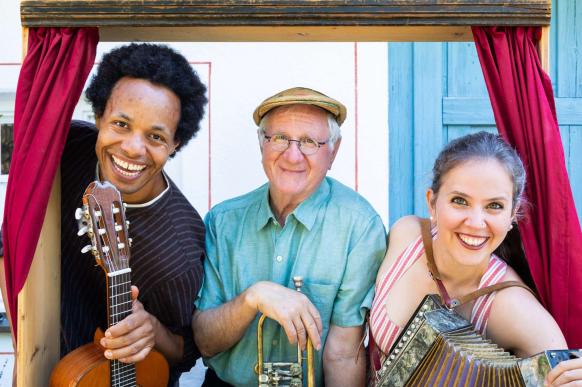 Komalé Akakpo, Hans Well, Sarah Well mit Instrumenten