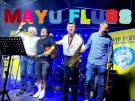 Die Band Mayu Fluss. Gitarre, Gesang, Bass, Schlagzeug, Saxophon