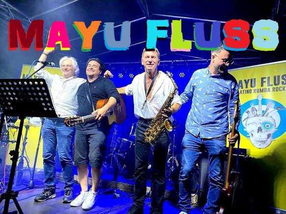 Die Band Mayu Fluss. Gitarre, Gesang, Bass, Schlagzeug, Saxophon