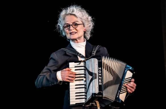 Christl Mayr mit einem Akkordeon