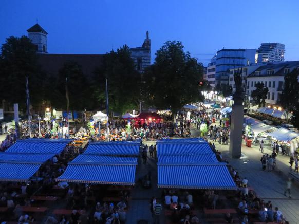 Stadtfest bei Nacht auf dem Rathausplatz