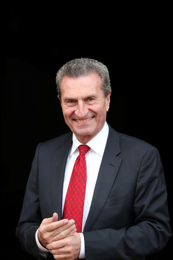 Günther Oettinger, stehend, Blick in die Kamera gerichtet