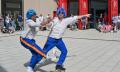 Bild mit zwei Rollschuhläufern mit blauer Hose und Helm sowie weissem T-Shirt