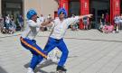 Bild mit zwei Rollschuhläufern mit blauer Hose und Helm sowie weissem T-Shirt