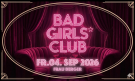 Veranstaltungsplakat für den 'Bad Girls* Club' am Freitag, 04. September 2026, von 18:00 bis 22:00 Uhr im Club Frau Berger Ulm. Das Bild zeigt einen rosa Neon-Schriftzug über einer Samt-Sitzgruppe sowie zwei Porträts der Künstlerinnen: DJane Lulu Riot und Drag Queen Lea Rainbow. Der Text bewirbt einen exklusiven Safer Space für Frauen und weiblich gelesene Personen mit Empowerment, Female Visibility und einer Transformation Station. Der gesamte Erlös geht als Spende an die Feminist Law Clinic.