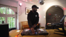 Der Begeisterungsbuddy „DJ MarvinGame“ legt bei der art.mosphere elektronische Beats auf.