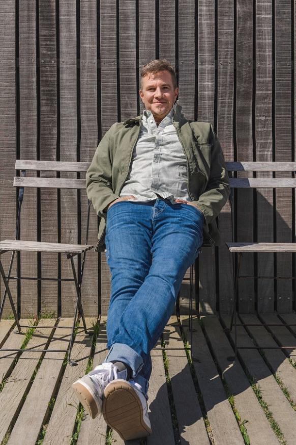 Autor Michael Kobr auf einer Bank sitzend