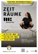 Eine Frau sitzt auf einer Bank im Museum und schaut nach schräg oben