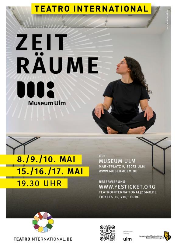 Eine Frau sitzt auf einer Bank im Museum und schaut nach schräg oben