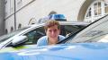 Gästeführerin hinter Polizeiauto