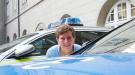 Gästeführerin hinter Polizeiauto