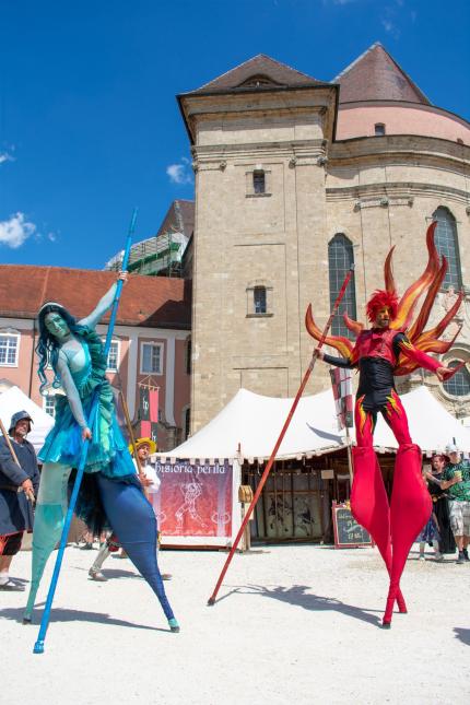 Stelzenläufer Wasser und Feuer