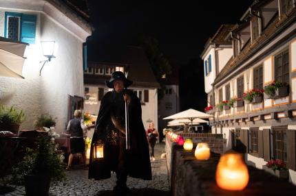 Nachtwächter im historischen Gewand im Fischerviertel