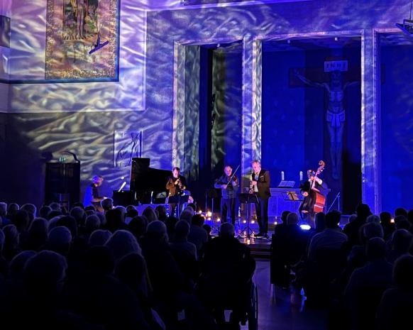 Die Christmas Night mit Joo Kraus & Freunden auf der Bühne
