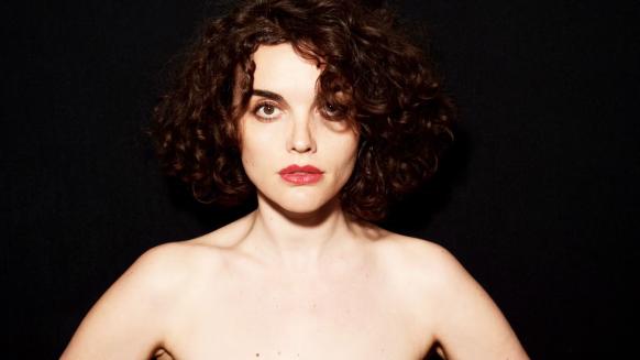 Die Sängerin und Multiinstrumentalistin Maria de Val überzeugt mit eigenen Songs.