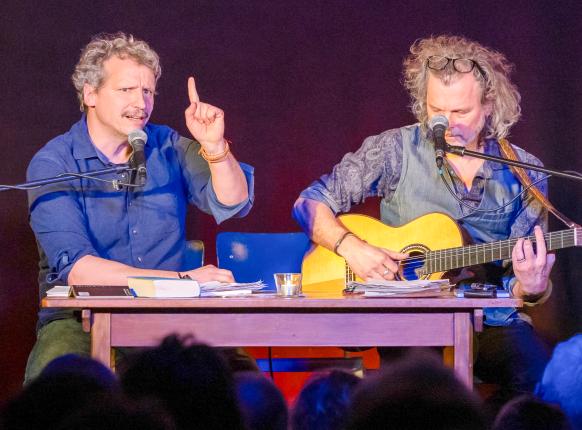Marcus H. Rosenmüller (links) und Gerd Baumann sind Garanten für einen skurril-humorigen Lyrik-Liederabend.