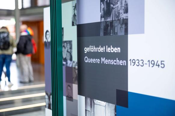 Ausstellungstafel "gef&auml;hrdet Leben. Queere Menschen 1933 - 1945"