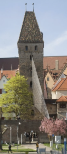 Der Ulmer Metzgerturm mit Seilinstallation des Künstlers Johannes Pfeiffer.