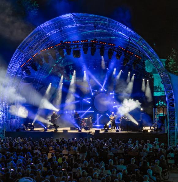 Lichtshow auf einer Bühne