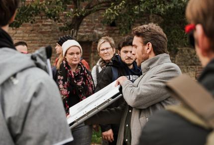 Gästeführer mit Gästen bei einer Stadtführung