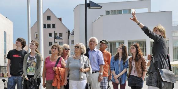 Gästeführungsgruppe mit Gästeführerin vor dem Meierbau am Münsterplatz<br/>Guest guide group with tour guide in front of the Meierbau on the Münsterplatz