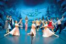 Ballerinas auf Bühne, mit Hintergrund eine Winterlandschaft