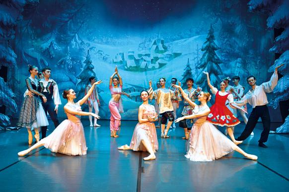 Ballerinas auf B&uuml;hne, mit Hintergrund eine Winterlandschaft