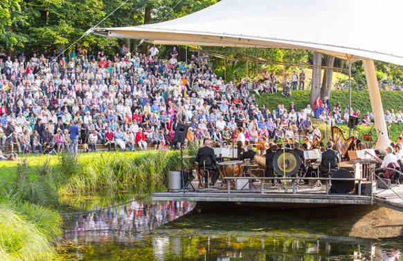Livekonzert auf der Veranstaltungsbühne im Glacis-Park