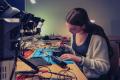 Frau im Fab Lab beim Löten