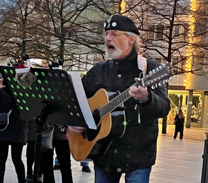 Tommy Reichle mit Gitarre beim Weihnachtssingen