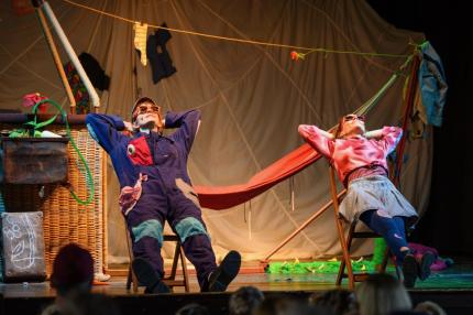 B&uuml;hne mit zwei Schauspielern auf zwei St&uuml;hlen