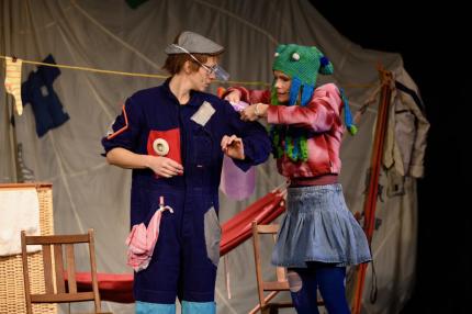 Theaterb&uuml;hne mit zwei Schauspielern, Kindertheater