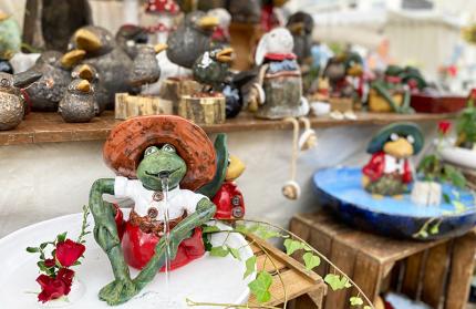 Marktstand mit verschiedenen Garten-Dekoartikeln aus Ton