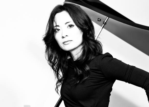 Rei Nakamura vor einem Fl&uuml;gel, fotografiert von Anja Tho?lking