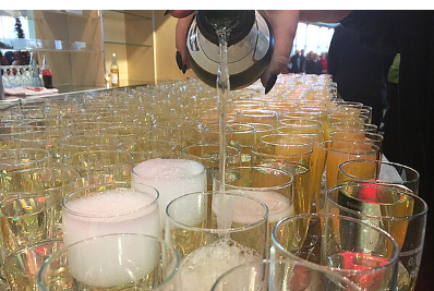 Sektgl&auml;ser, die gef&uuml;llt werden.