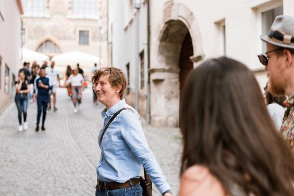 Gästeführerin in Ulm mit Gruppe