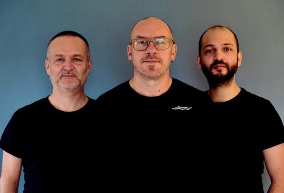 Florian King Trio mit schwarzen T-Shirts, sthehend