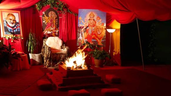 Durga Puja am Dhuni