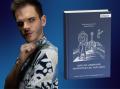 Autor mit Buch