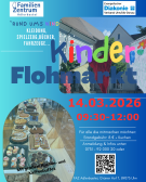 Ein Kuchenbuffet und die Wimpelkette vom Familienzentrum, außerdem im Hintergrund der Eingang vom hdB