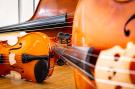 Nahaufnahme von Streichinstrumenten