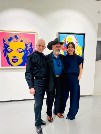 Er&ouml;ffnung der vergangenen Kunstausstellung mit v.l. Galerist Bernd Geserick, K&uuml;nstler James Francis Gill, Gallery Manager Larissa Monteiro da Costa