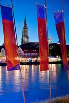 Bunte Donaufestfahnen