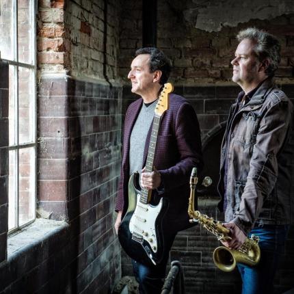Das Musiker-Duo Klangfusion mit Uwe Lange (Gitarre) und Dieter Kraus (Saxofon)